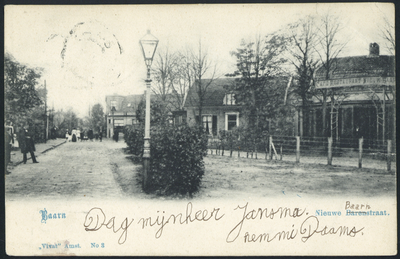 16934 Gezicht in de Nieuw Baarnstraat te Baarn. Rechts het café-restaurant Nieuw Baarn.